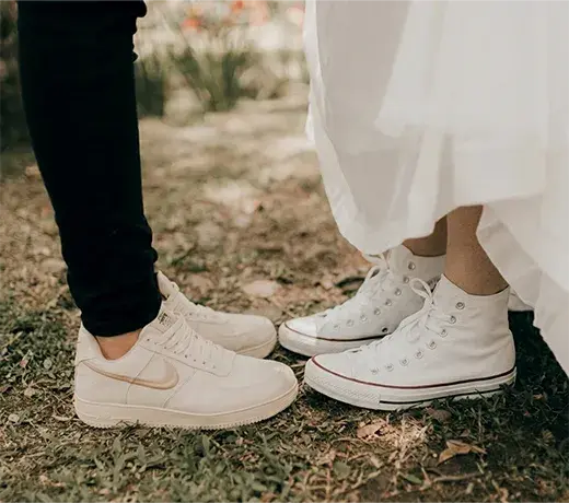 robe de mariée avec des baskets converse