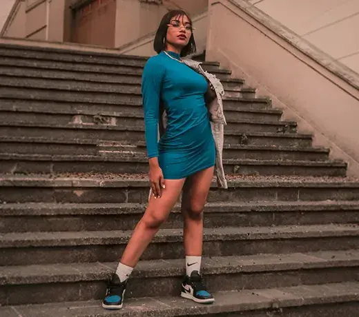 Abendkleid mit Nike-Sneakers