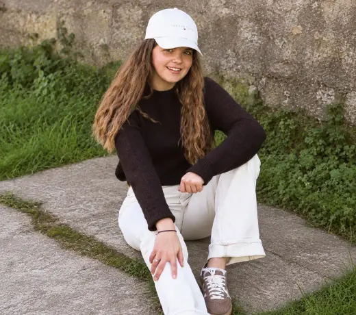 Outfit mit einem schokoladenbraunen Damenpullover