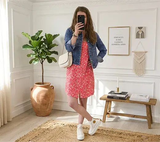 look d'été avec une robe fleurie et des converse blanches