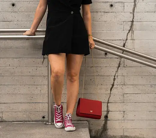 robe noire avec des baskets colorées