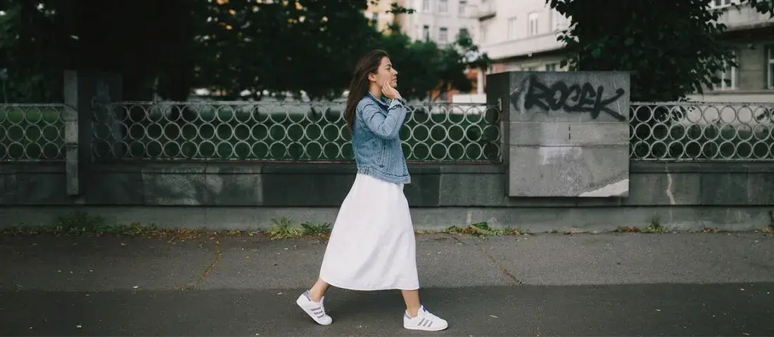 robe blanche avec baskets adidas