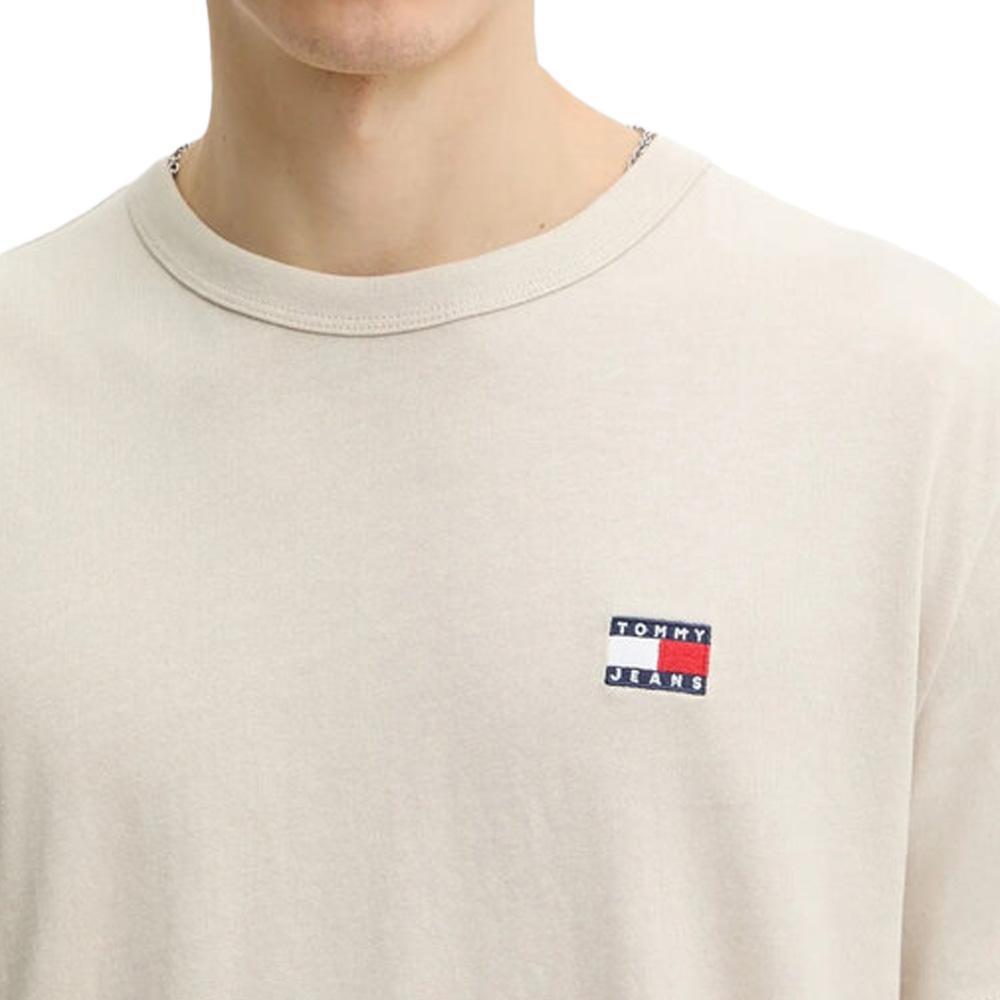 Beiges Herren-T-Shirt von Tommy Jeans Reg Badge DM0DM20322 Ansicht 2